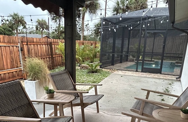 The Modern Oasis 3/2 with screened & heated pool, 0.5 to Nokomis Beach