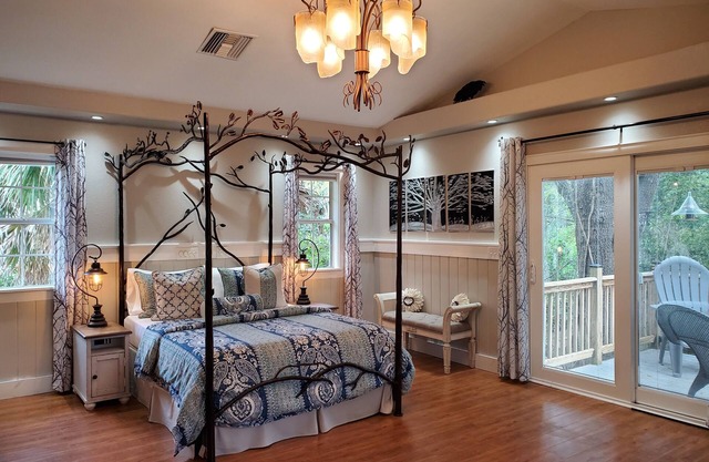 "THE MODERN TREE HOUSE" ~ Historic District ~ 2,100 Sq.Ft. Open-Plan ~ 3 BR/2BA