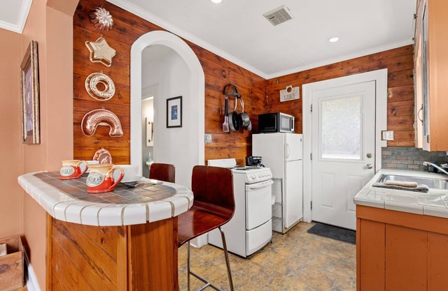 The Montview Cottage with Private Hot Tub & King Bed