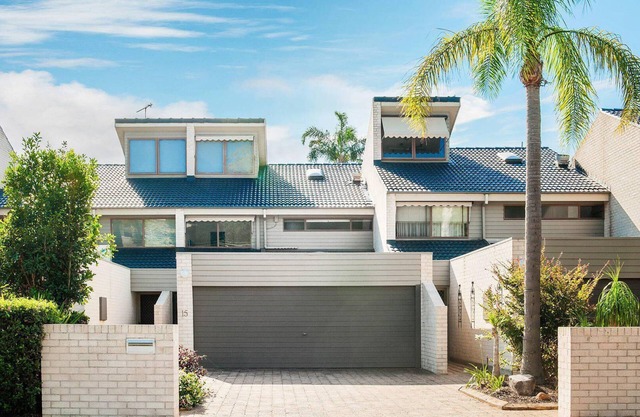 The Moorings, 15/4 Cromarty Road - stunning with water views & pool