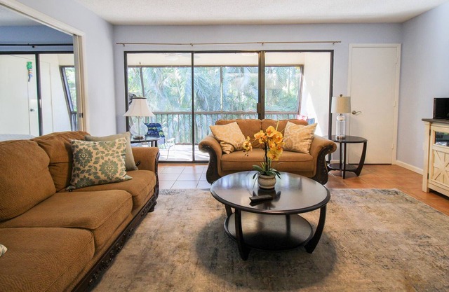 The Nautical Nook: Charming 2 BR Condo In Pinebrook Hollow