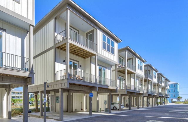 The Nautilus Cottage ~ Pet Friendly! Outdoor Pool, Beach Access + $400 in FREE Daily Activities