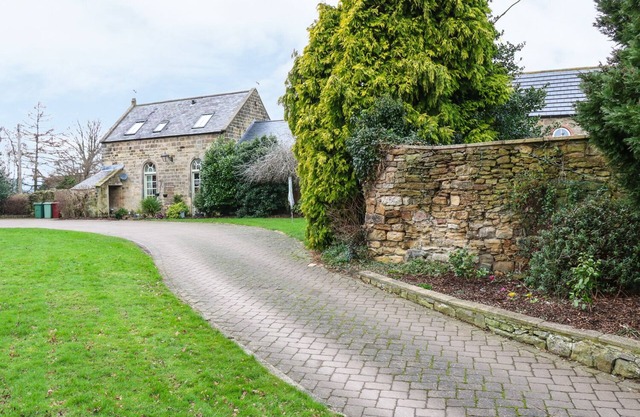 THE OLD CHAPEL, character holiday cottage, with a garden in Handley