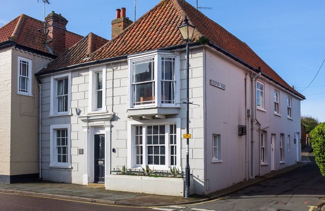 The Old Gordon House - sleeps 6 guests in 3 bedrooms