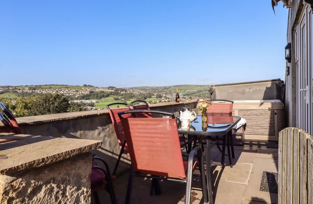 THE OLD PIGGERY, pet friendly, with hot tub in Haworth