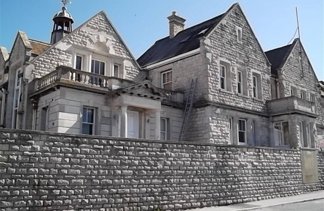 THE OLD PORTLAND COURTHOUSE, country holiday cottage in Fortuneswell