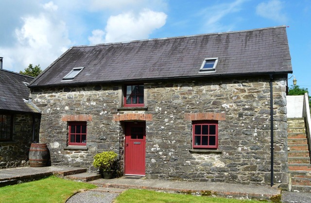 THE OLD STABLE, pet friendly, character holiday cottage in Fishguard