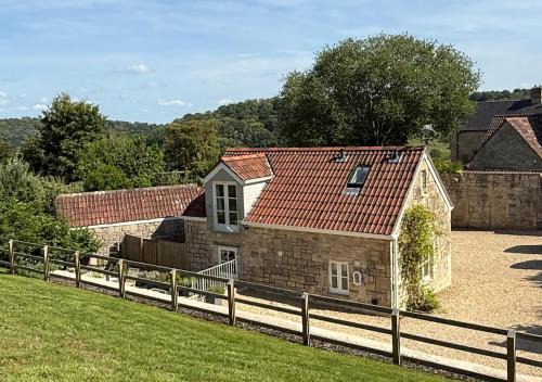 The Old Workshop, Monkton Combe - Elegant Cotswolds Retreat near Bath