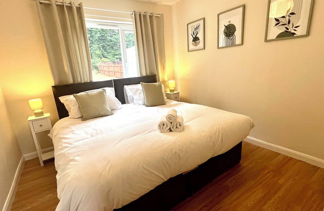 The Olive House, 4 Bedrooms, Sleeps 8, Contractors Welcome
