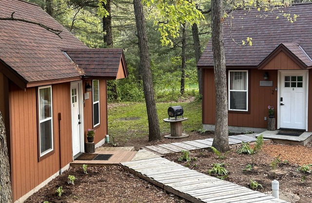The Pawfect Retreat: Your Pup Stays Free! Peaceful Cabin on the WI River