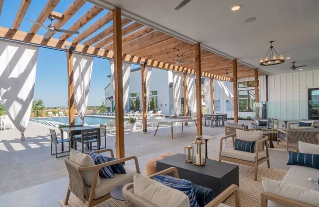 The Penthouse -Resort Amenities Minutes to Austin!