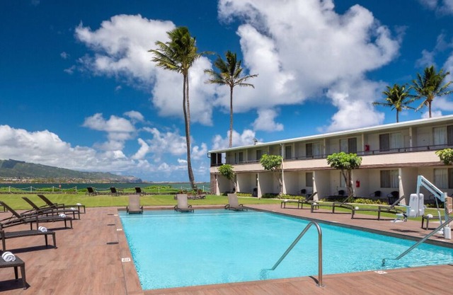 The Perfect Family Escape! 2 Roomy Units, Pets Allowed, Near Paukukalo Beach!