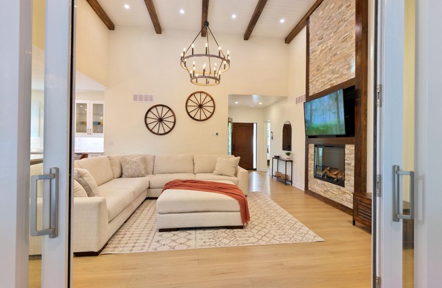 The Perfect Luxury Muskoka Spa Retreat w/Covered Lanai, Hot Tub, Sauna & Firepit