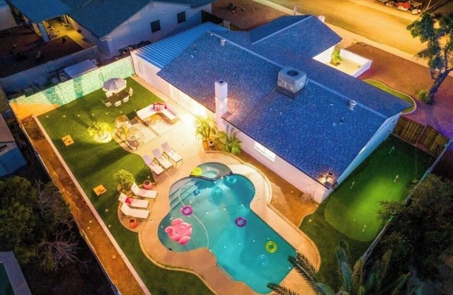 THE PINK FLAMINGO - HEATED POOL!