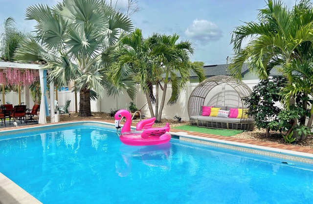 The Pink Flamingo! Perfect for Bachelorettes! Heated Pool, Close to Beaches
