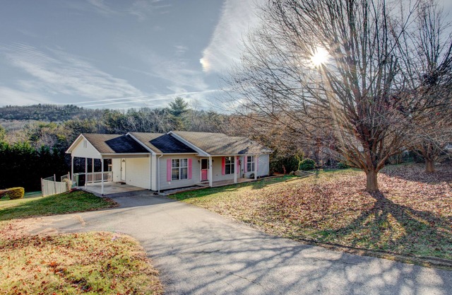 The Pink House on Floyd - 3 bedroom with hot tub, large deck, and fenced yard.