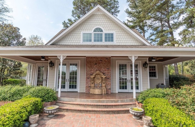 The Pool House at 4300 - Only 5 minutes from campus and 10 to downtown!