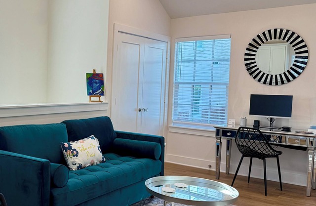 The Queen's Hamlet; New Apt close to Texas Medical Center and Rice University.