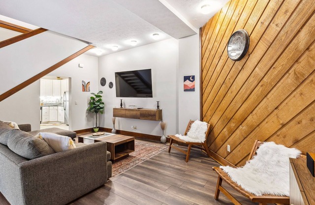 The Redwood Retreat- 5Bed/4Ba with a Rooftop Deck in the Heart of Ohio City
