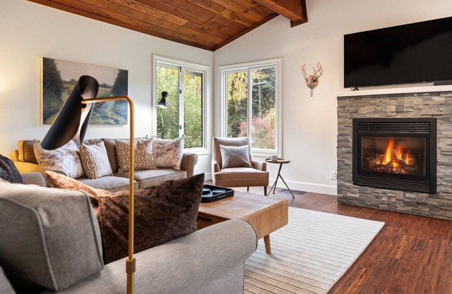 The Retreat at River Gardens ~ Spacious, Hot Tub, Riverfront!