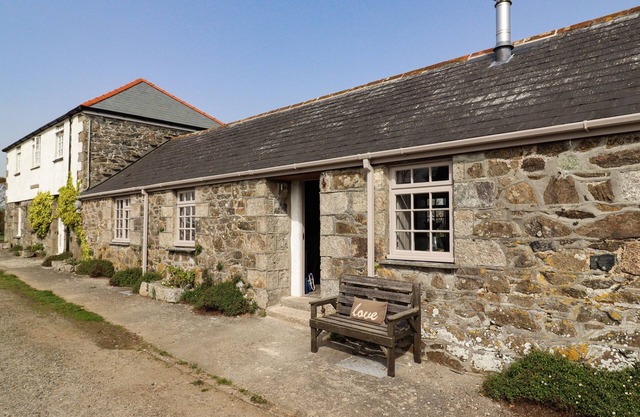 THE ROOST, pet friendly, luxury holiday cottage in Porthallow