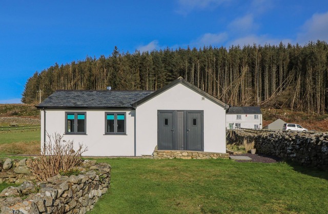 THE SAIL LOFT, pet friendly, with open fire in Nefyn