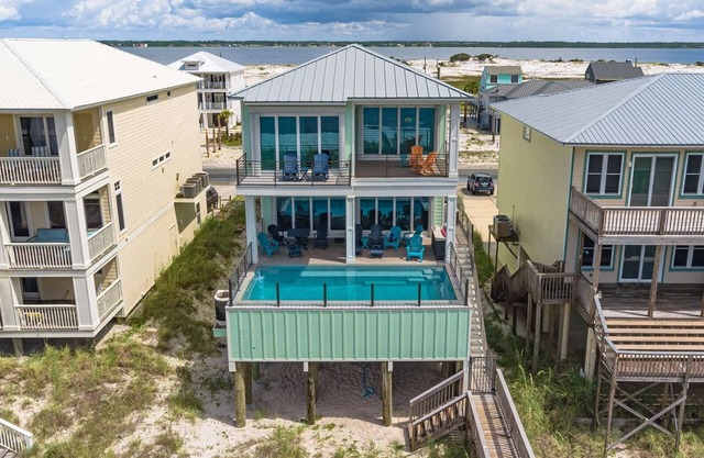 The Salt Life 🌴 Gulf-Front Beauty w/Pool, Elevator, Views & Dune Walkover