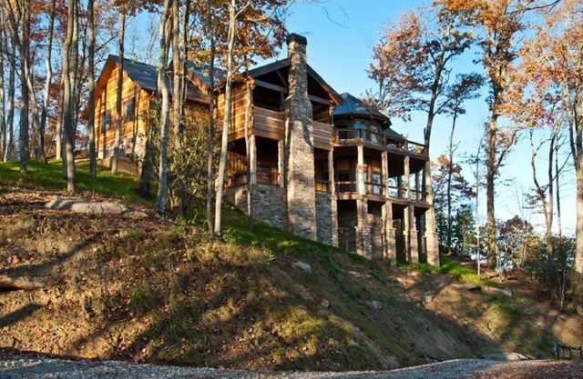 The Sanctuary-Pet Friendly Luxury Cabin Rental, Sits on Top of the Mountain, High Speed Internet, Hot Tub, 30 Minutes to Great Smoky Mountains, in Nantahala NC