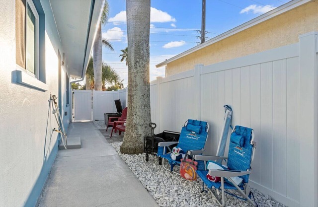 The Shark Tank: Coastal Modern, Walk to Beach, Shops & Downtown Cocoa Beach