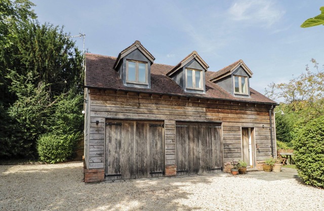 THE SHED, romantic, with a garden in Tiddington