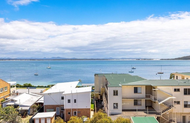 The Shoal, 508, Bullecourt St - stunning views, air con, lift and Wi-Fi