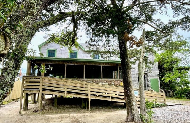 The Simpson House: Old Ocracoke Charm with modern updates and stunning artistic