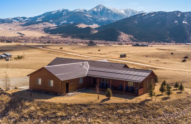 The Skyhawk Lodge - Wonderful home with incredible views on 10 acres!