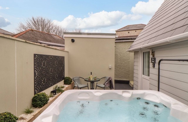 THE SNUG, romantic, with hot tub in Camborne