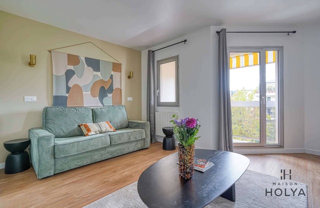 The Solar - On the edge of Paris