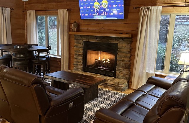 The spacious Dream Road Escape cabin & Hot tub