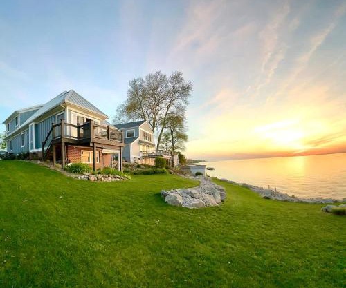The Sunset Cottage - Lakefront with Private Beach