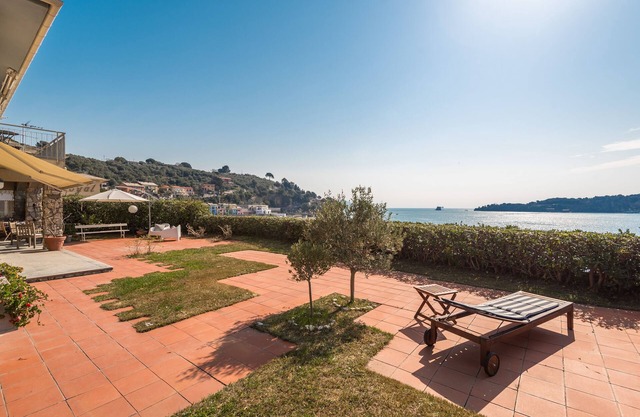 The terrace between the sky and the sea