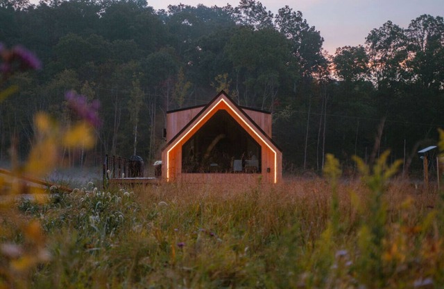 The Timber Haus| Luxury Scandinavian Design + Hot Tub | Fire Pit | Romantic