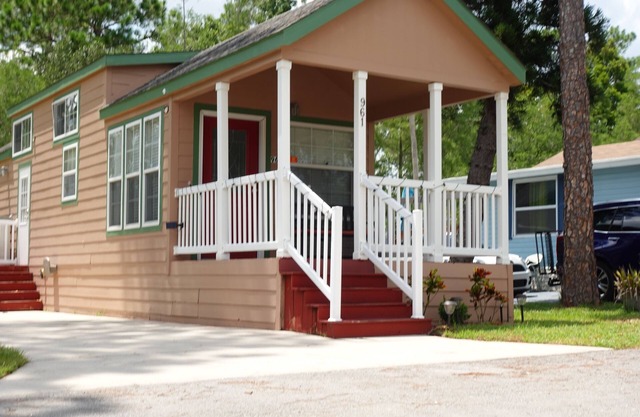 The Tiny Farmhouse BIG Comfort! Pool access