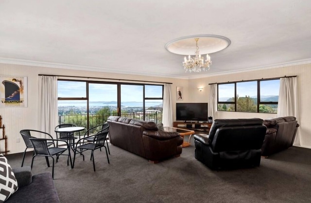 THE TOP DECK (LONGER DISCOUNTED CORPORATE STAYS ARE WELCOME)