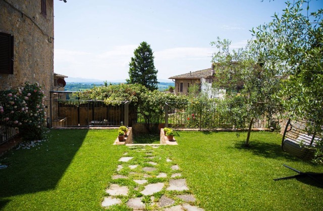 The Tower's Garden- private garden in the heart of town