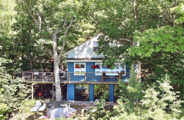The Treehouse on Canandaigua Lake-5+ bdrms, Hot Tub, fireplace,large deck, games