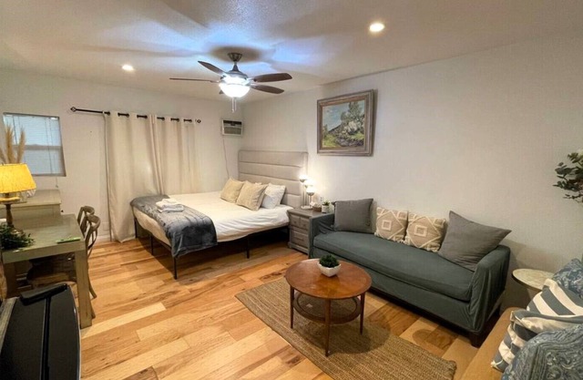 The Urban Studio Hideaway: King-Sized Comfort, Convenient Parking, and Laundry Access