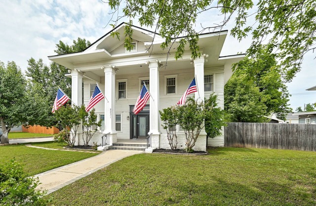 The White House OKC + Wedding Venue- a historical remodel for 10 people