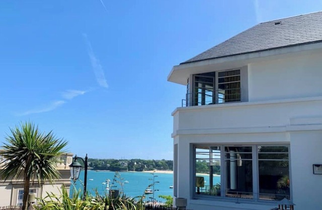 The White Villa- Sea view and Garden