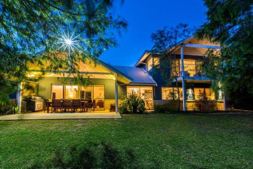 The Willows - A Lush Beachside Retreat for Families