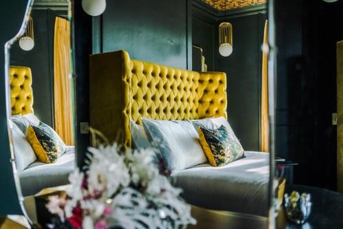The Windsor Tapestries Retreat - Sleeps up to 9, Hot Tub, Free Parking, Dog Friendly