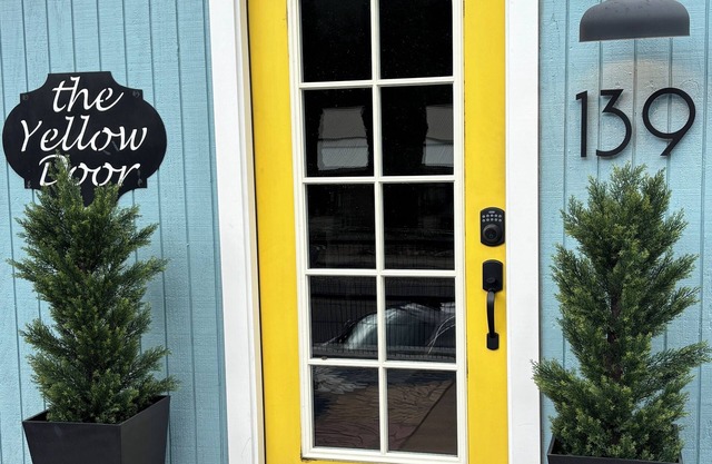 The Yellow Door- Charming cottage in old Bisbee.