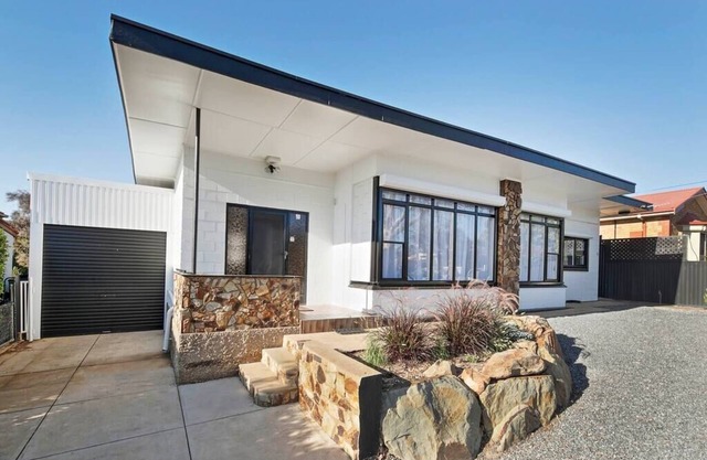 The Zebra - 4Bdrm, Slps 8, 2 Bathrm, Solar